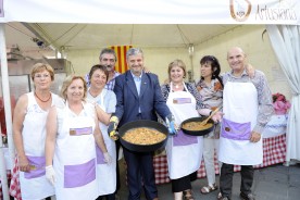 Foto del grup amb l'alcalde del poble i la responsable de les festes